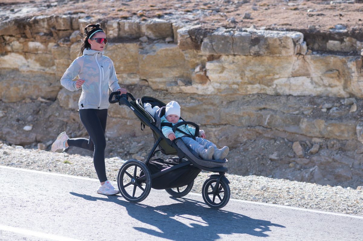 New mom jogging with a stroller during a postpartum weight loss program in Jacksonville